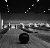 Sporthall i Eskilstuna
Interiör av bowlinghall med klot på bana