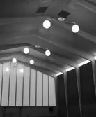 Sporthall i Eskilstuna
Interiör av träningshallen med stort fönster i fonden och runda lampor från taket