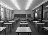 Hagaskolan
Interiör av klassrum, skolbänkar i raka rader