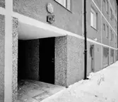 Bostadsområde
Exteriör, detalj. Port med fasadbeklädnad.