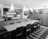 SIF - huset
Interiör, bord under konformade lampor i taket.