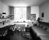 Radhusområde
Interiör, barnkammare med högt sittande fönster och väggmonterad arbetsbänk.