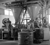 Ytongfabrik, Uddagården
Interiör av fabrik. Män vid vågar och oljefat