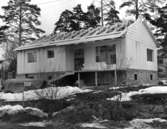 Siporexvilla i Långsjön
Exteriör, takläggning av villa i vårvinterlandskap