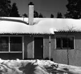 villa Vilson
Exteriör, solbelyst entréfasad och snö på taket