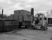 Borensberg, Ytong
Exteriör, lastning av lådor med truck vid lastbil