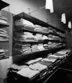 Interiör, butiksinredning med skjortor och tröjor i hyllsystem