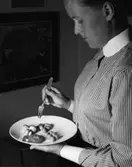Servus bestick
Stående kvinna med mattallrik och gaffel. C.-H. Stålhanes servis från Rörstrand och Servus bestick av Sigurd Persson från Kooperativa Förbundet
