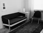 Interiör, skåp och soffgrupp vid fönster