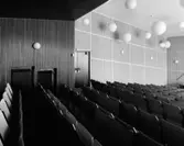 Ljuraskolan
Interiör, aulan med väggar av räfflad platsgjuten betong och runda taklampor.