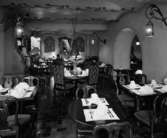 Restaurang Brända Tomten
Interiör, bord under tunnvalv dekorerade med bladrankor