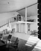 Bergendal
Interiör, stort sällskapsrum med olika sittgrupper samt en rak trappa upp till öppen entresolvåning