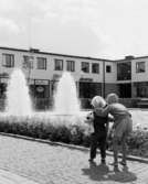 Torg
Två barn vid fontän