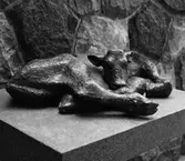 Parkområde
Skulptur av liggande kalv vid stenvägg