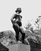 Parkområde
Skulptur av kvinna på hög sockel