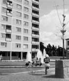 Torg
Fontän i område med flerbostadshus. Lekande barn