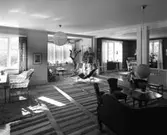 Villa
Interiör, vardagsrum med soffgrupp och randiga mattor i förgrunden