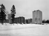 Flerbostadshusområde
Exteriör, i vinterlandskap  med höga träd