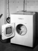 Tvättmaskiner, tvättstuga
Interiör, tvättstuga i Stureby. Tvättmaskin med öppen lucka.