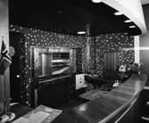 IFÖ Mosaik
Interiör, bar med mosaikvägg samt välvd disk med likaledes välvt utskjutande tak.