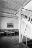Hushållsseminarium
Interiör, trapphall med trappa mellan olika plan, sittgrupp i fonden.