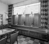 AB Flavia
Butiksinteriör, träskärm i skyltfönstret och bord med glasskiva för smycken.