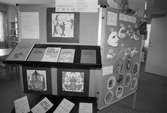 Utställning om barnomsorgen på Kållereds bibliotek, år 1984.

För mer information om bilden se under tilläggsinformation.