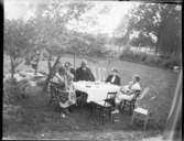 Sommarbild i trädgården: Kring kaffebordet, med Morbr. Esses.