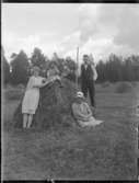 Märta, Anna, Inga-Lisa och Hilding vid en hösåta på Myra.