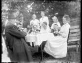 Kring kaffebordet i trädgården, med pappa, Jungkvists och Maria Wikman.