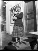 Hos Månssons i Kärna. Fru Månsson på trappan med katten.