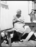 Ingeborg Sernström på Torsby-besök, med en kattunge i knät.