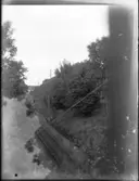 Vy över järnvägen mot söder från bron över järnvägen.