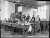 Skolbarnsgrupp i skolsalen.