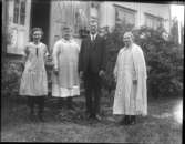 Fru Andersson, Stud. Classon, Elsa Norstedt och mamma framför skolhuset i Örelund.