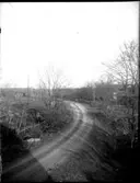 Vy från lärarebostadens fönster: Vägen till Enköping.