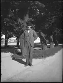 Vid Gamla Allén: Carl Svensson på Gårda, som just gjort mig sällskap vid kamerainköp.