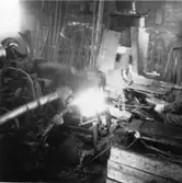 Dalslands Fornminnes- och Hembygdsförbunds årsmöte 1967. Bäcke. Disponent Bjurström smider spik i det gamla bruket.