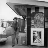 Dals-Ed, Landsantikvarie S.A. Hallbäck bjuder på glass vid en kiosk.