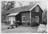 Gestad, dåvarande Carl Lundblads Stenviken. Barn leker vid huset.