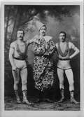 Reprofotografi - grupporträtt av tre män, cirkusartister,, varav en clown
