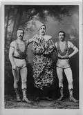 Reprofotografi - grupporträtt av tre män, cirkusartister,, varav en clown
