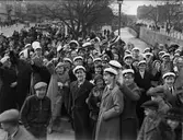 Sista april-firande på Drottninggatan och Nybron, Uppsala 1935