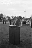 Nationaldagsfirande på Kvarnbyvallen i Mölndal, år 1984. Kommunalråd Melker Strand i talarstolen.

För mer information om bilden se under tilläggsinformation.