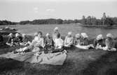 Teaterföreställning med Lindome judoklubb vid Barnsjön i Lindome, år 1984.

För mer information om bilden se under tilläggsinformation.