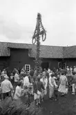 Midsommarfirande på Börjesgården i Hällesåker, år 1984.

För mer information om bilden se under tilläggsinformation.