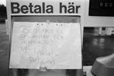 Vatten i bensintankarna på JET-stationen i Kållered, år 1984.

För mer information om bilden se under tilläggsinformation.