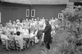 Gudstjänst vid Börjesgården i Hällesåker, Lindome, år 1984.

För mer information om bilden se under tilläggsinformation.