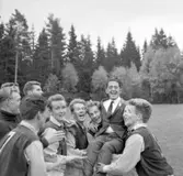 Fotbollslaget Grundsund hissar sin lagledare Arthur Johansson efter segern i divition IV, 1960