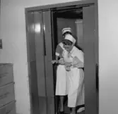 Sjukhuspersonal fast i hiss